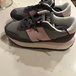 New Balance Women's 237 Retro Sneaker